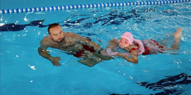 Özel çocuklar, yüzme kurslarıyla sosyalleşiyor