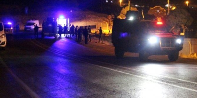 Hakkari'de polis aracına hain saldırı yaralı polislerimiz ve şehidimiz var