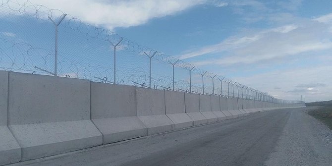 Sınırlara modüler beton duvar ve tel önlemi