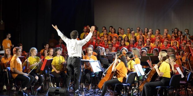 Boşnak, Sırp ve Hırvat çocuklar Srebrenitsa'da konser verdi
