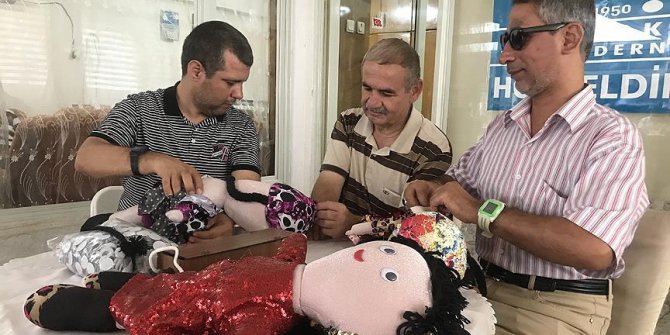Görme engellilerden el emeği oyuncak bebekler
