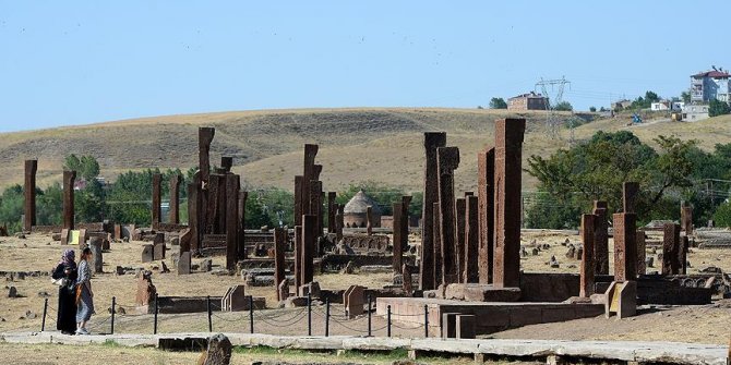 Dünyanın en büyük Türk İslam mezarlığı ziyaretçi akınına uğruyor