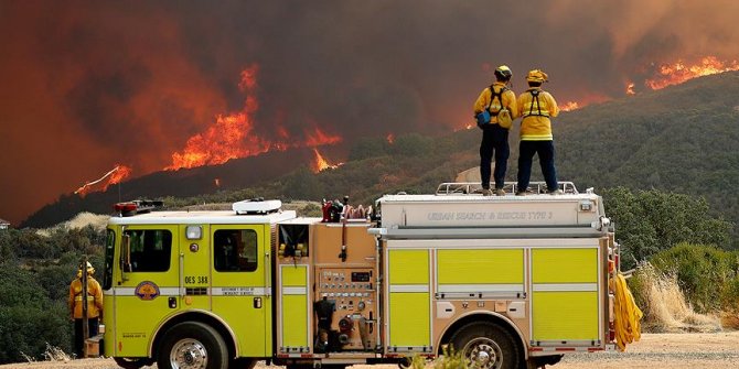 California tarihinin en büyük yangınıyla mücadele ediyor