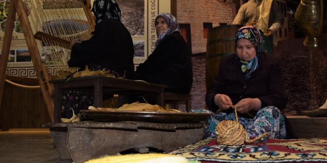 80'lik nineler müzede hasır örmeyi öğretiyor