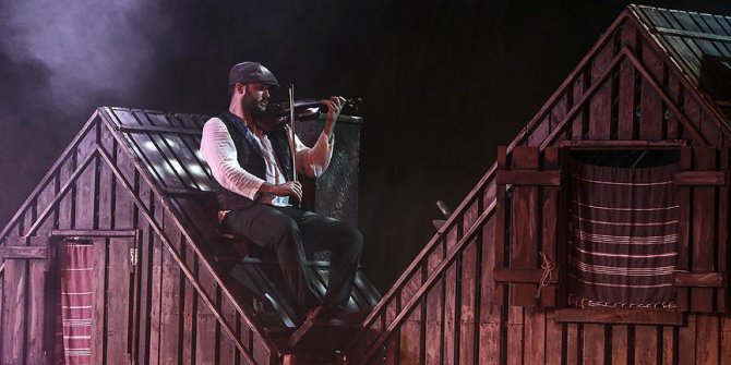 'Damdaki Kemancı' Harbiye'deydi