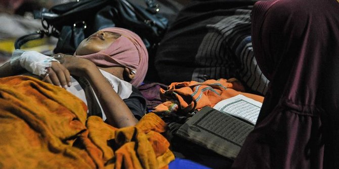 Depremin vurduğu Endonezya yardım bekliyor