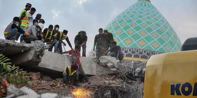 Endonezya’daki depremde ölü sayısı 347'ye yükseldi