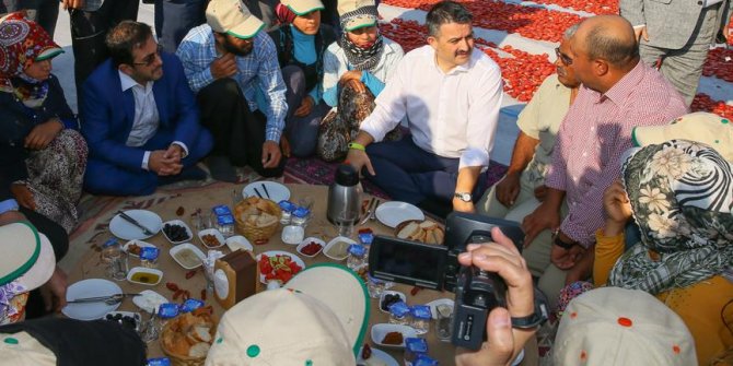Bakan Pakdemirli tarlada tarım işçileriyle kahvaltı yaptı