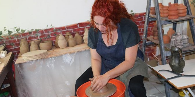 Yurt dışı gezisinde gördü, çömlek atölyesi kurdu
