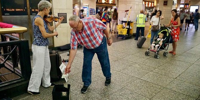 New York metrosuna müzikleriyle renk katıyorlar