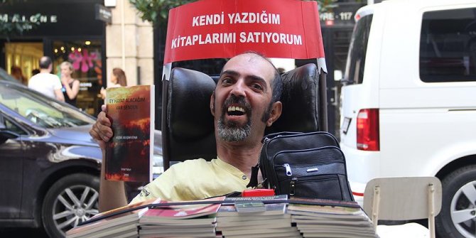 Tek parmakla 17 kitap yazdı