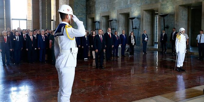 Çavuşoğlu büyükelçilerle Anıtkabir'i ziyaret etti