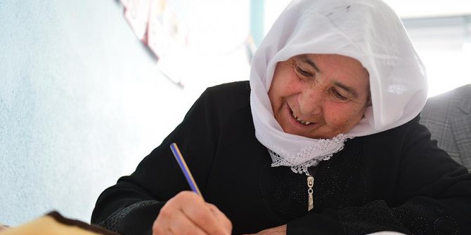 Okur yazarlık hayalini 77'sinde gerçekleştirdi