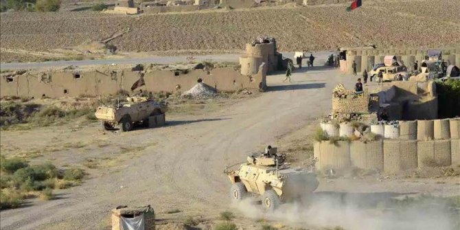 Afganistan'da Taliban askeri kampa saldırdı