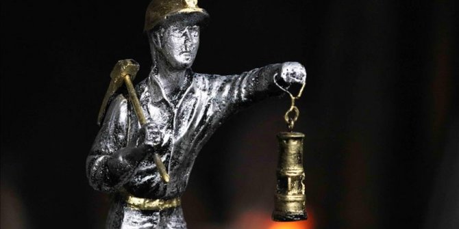 Mini madenci heykelleri 'Remzi Usta'nın elinde şekilleniyor