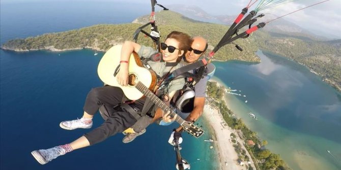 Paraşütle atlarken gitar çaldığı görüntüleri milyonlar izledi
