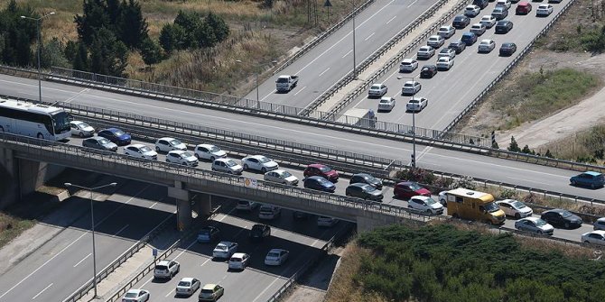 Bayram yolculuğu başladı: Anadolu Otoyolu’nda trafik yoğunluğu