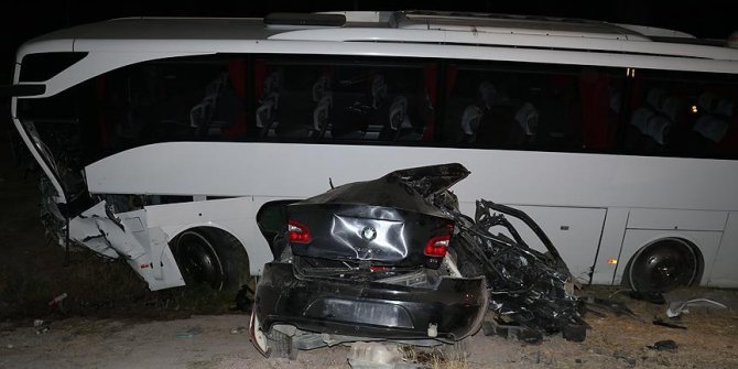 Van'da otobüs ile otomobil çarpıştı: 5 ölü, 18 yaralı