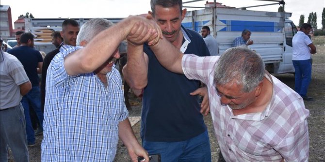 Hayvan pazarlarında sıkı pazarlıklar yaşanıyor