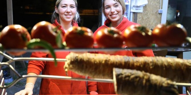 'Kokoreççi kız kardeşler'in lezzet mesaisi