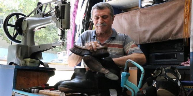 57 yıldır ayakkabı boyayarak ekmeğini kazanıyor