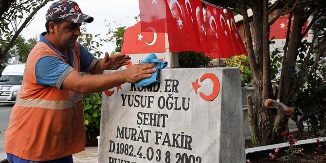 Şehit mezarlarının gönüllü temizlikçisi