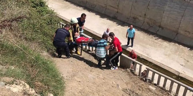 Kaçan boğanın arkasından kanala atladı