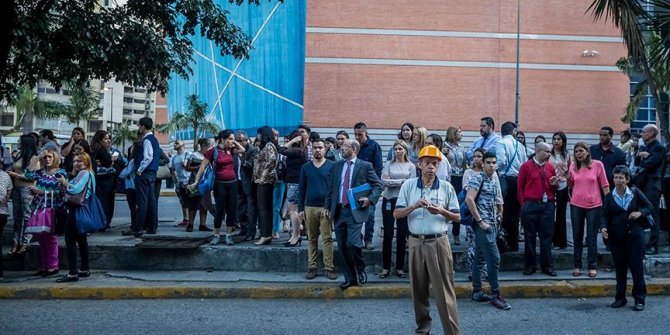 Venezuela 7.3 büyüklüğünde depremle sarsıldı