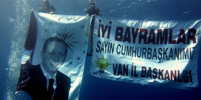 Denizin altında Cumhurbaşkanı Erdoğan'ın bayramını kutladılar