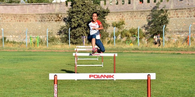 Sandalyeyle oluşturduğu parkurda çalışarak 3 Türkiye rekoru kırdı