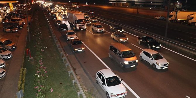 Anadolu Otoyolu'nda tatil dönüşü yoğunluğu