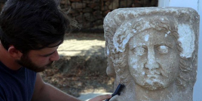 'Tapınaklar Kenti'nde' Selene ve Helios kabartması bulundu