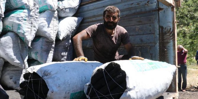 Yüzlerinden kömür karası eksik olmuyor