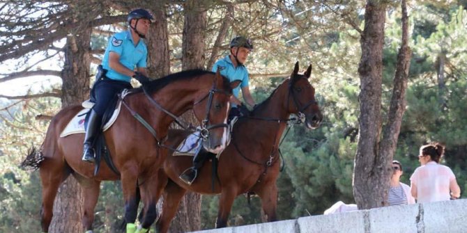 Abant'a atlı jandarma koruması