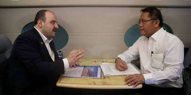 Bakan Varank'tan 41 bin feet'te diplomasi