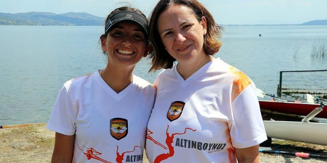 Anne-kız başarı için kürek çekiyor