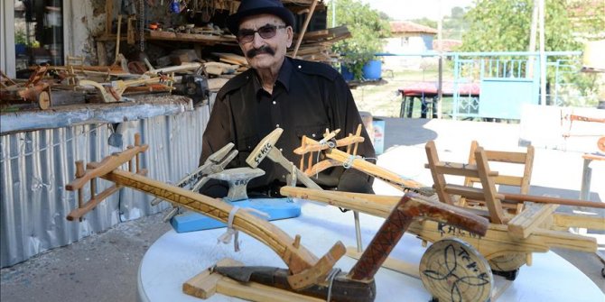 Mesleğini 'minyatür kağnı' yaparak sürdürüyor