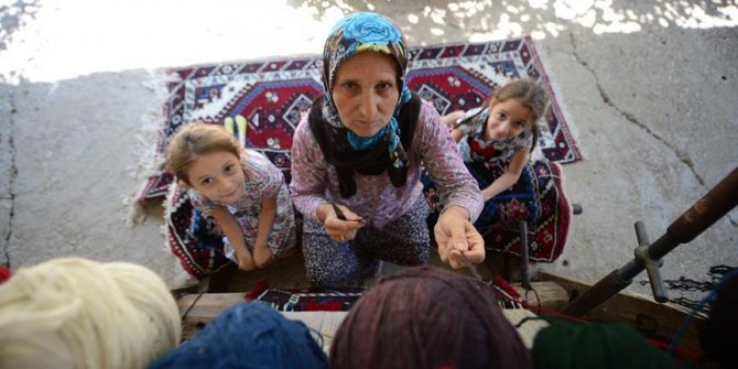Fabrikasyon halılara rağmen dokuma tezgahını bırakmıyor