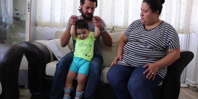 Fındık tanesi yüzünden felç olan çocuğun ailesi yardım bekliyor