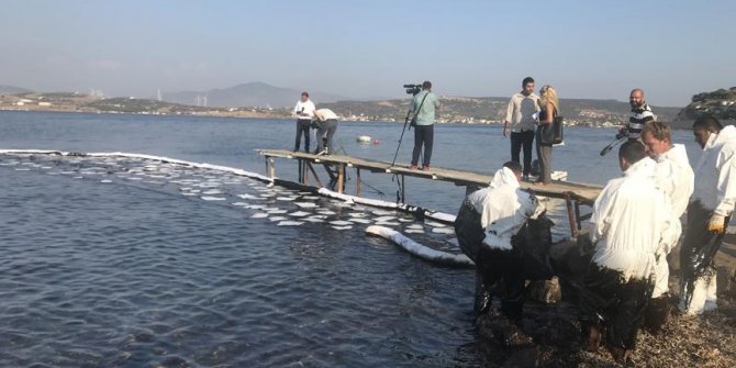 Foça'da akaryakıt sızıntısını temizleme çalışmaları yeniden başladı
