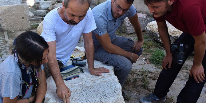 Karış karış gezdiler yüzlerce yazıt buldular