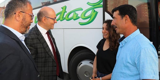 Yeni öğrencilerini otogarda karşıladılar