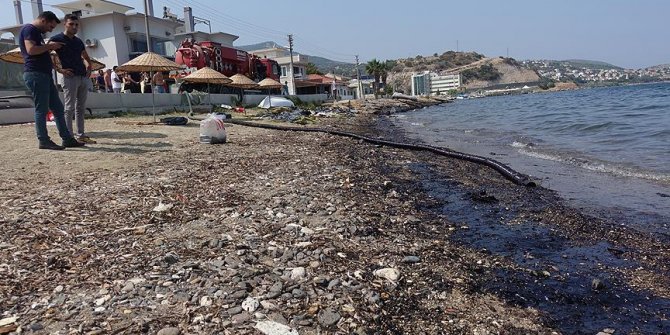 Foça'da 100 kişilik ekiple temizlik sürüyor