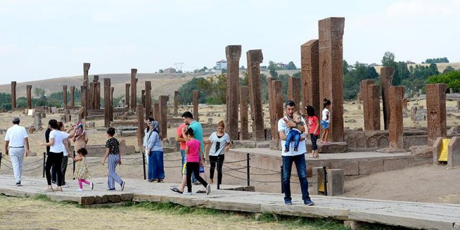 Malazgirt Zaferi etkinlikleri Ahlat'a ilgiyi artırdı