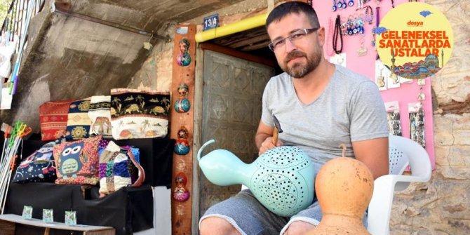 Berberliği bırakıp su kabağından ürettiği süs eşyaları ile ilgi topladı