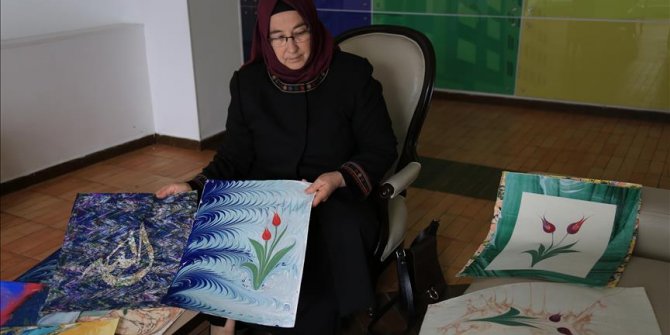 Latin Amerikalılara ebru sanatını öğretiyor