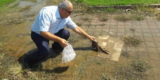 Belediyeye kızan meclis üyesi çöp topladı!