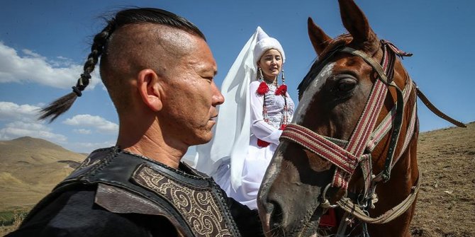 Kırgız kültürü ekmek kapıları oldu