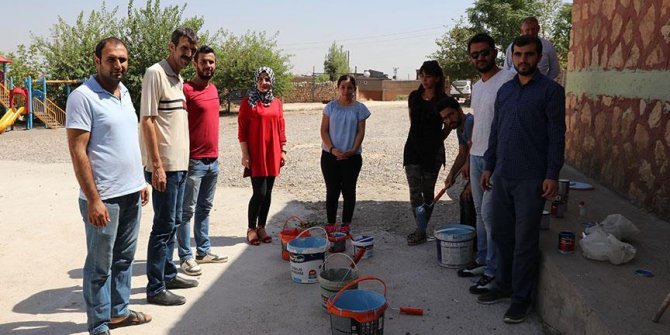 Fedakar öğretmenler 'pırıl pırıl okul' için mesaide
