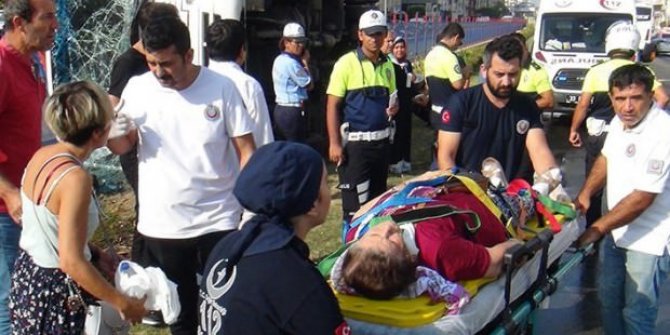 Yolcu taşıyan midibüs devrildi: Çok sayıda yaralı
